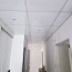 faux plafond rénové d'un couloir