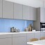 Réalisation crédence cuisine avec panneau mural décoratif brillant Bleu Doux "Slip Stream" Altro Whiterock Chameleon