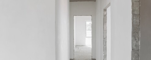 Appartement aux murs blancs en rénovation
