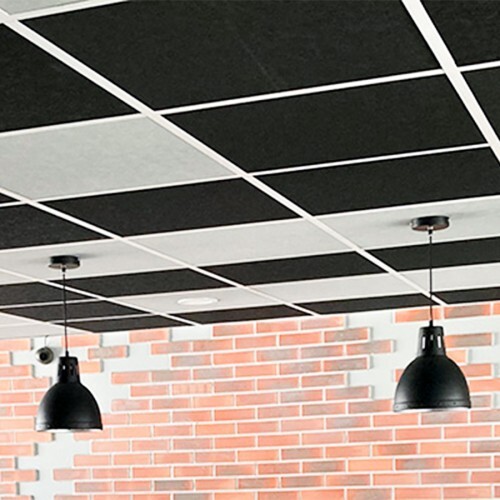 Faux plafond alternant dalles noires et grises
