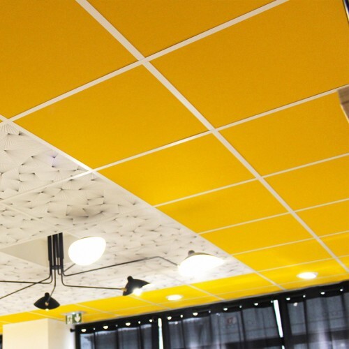 faux plafond en dalles acoustiques couleur souffre