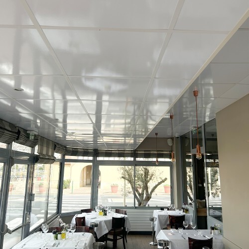création du faux plafond d'un restaurant