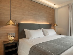 chambre avec revêtement en bois