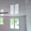 faux plafond en dalles acoustiques blanches