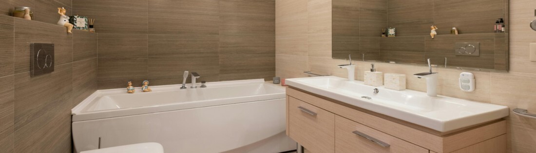 salle de bain avec revêtement simili bois