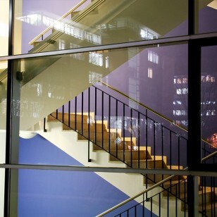 cage d'escalier peinte en bleu et violet