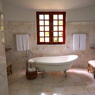 Salle de bain en carrelage, baignoire ilot