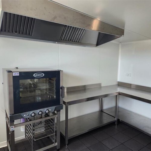 Cuisine professionnelle moderne avec cloisons panneaux sandwich