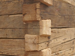 mur en bois brut