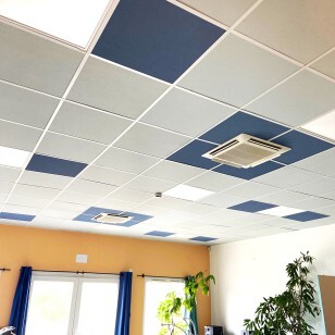 Faux plafond en dalles acoustiques