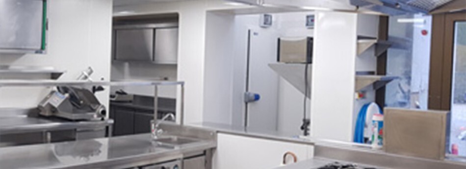 cuisine en inox rénovée avec plaques PVC