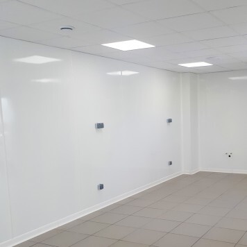 Plaque polyester blanche 2 mm dans un laboratoire alimentaire