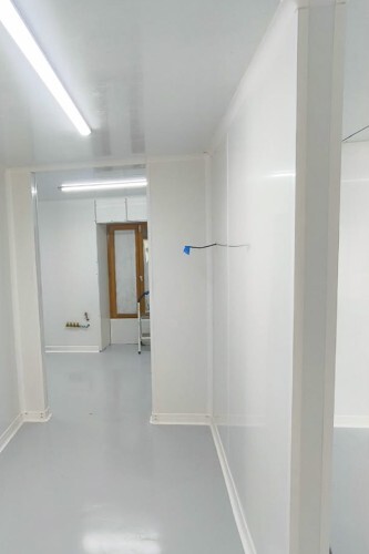 plafond avec lambris alvéolaire cuisine professionnelle 2
