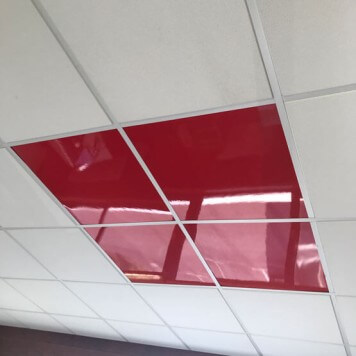 Dalle de faux plafond rouge en situation