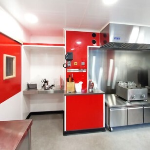 Crédence réalisée avec des plaques inox