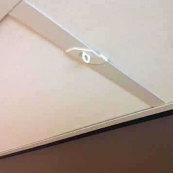 Crochet pour structure de faux plafond