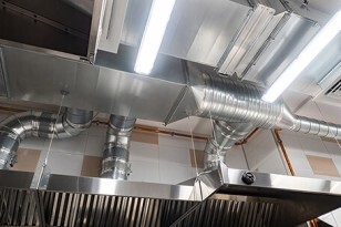 Vue sur système d'extraction des fumées d'une cuisine professionnelle