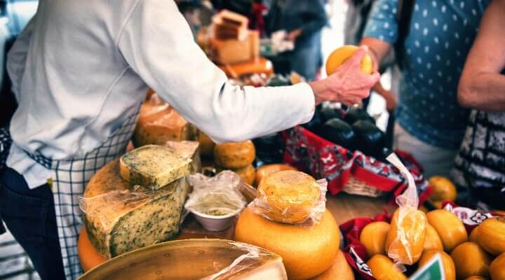 Vente de fromage sur un marché