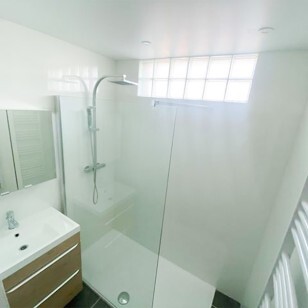 salle de bain avec revetement en plaques de pvc