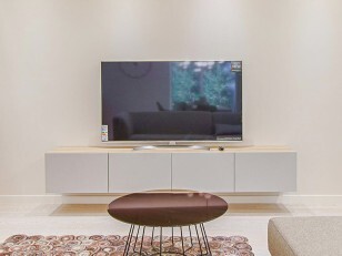 télé devant mur blanc