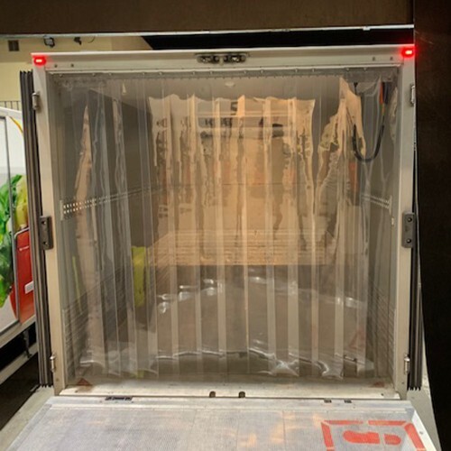 Lanières en PVC souple installées sur un camion frigorifique
