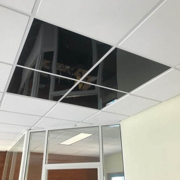 Dalle de faux plafond noire en situation