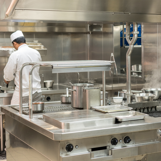 Cuisinier dans cuisine inox