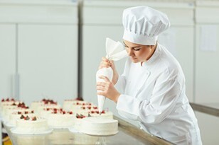 Finition entremets avec poche à douille