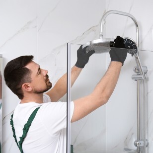 Pose d'une douche par un plombier