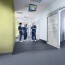 Réalisation paroi salle de bain avec Panneau mural décoratif intérieur PVC Satiné Vert "Orchard" Altro Whiterock Satins