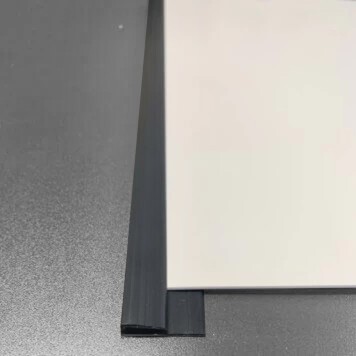 Chant-de-plaque-2.5mm-noir-vue-montage