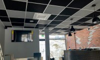 bureau avec un faux plafond en damier