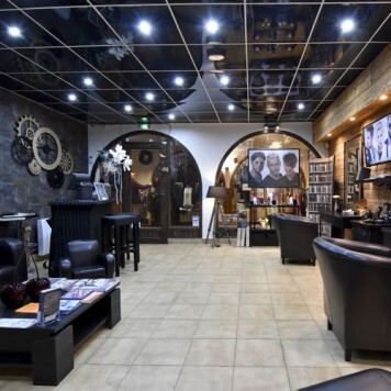 Dalle de faux plafond noire PVC lavable et brillante dans un salon de coiffure