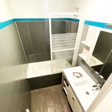 salle de bain avec plaques pvc gris