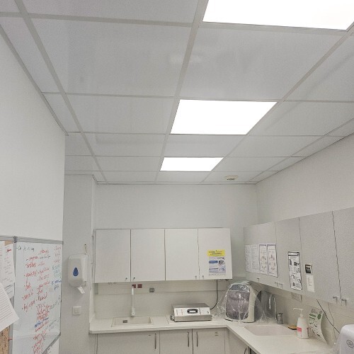 Faux plafond en dalles blanches pvc laboratoire 2