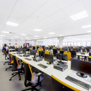Dalles PVC pour la réalisation d'un faux plafond dans une cuisine professionnelle