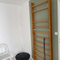 plaque pvc olive dans une salle d'attente