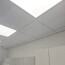 Faux plafond en dalles blanches pvc laboratoire
