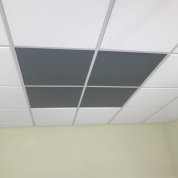 Dalles de faux plafond grises brillantes