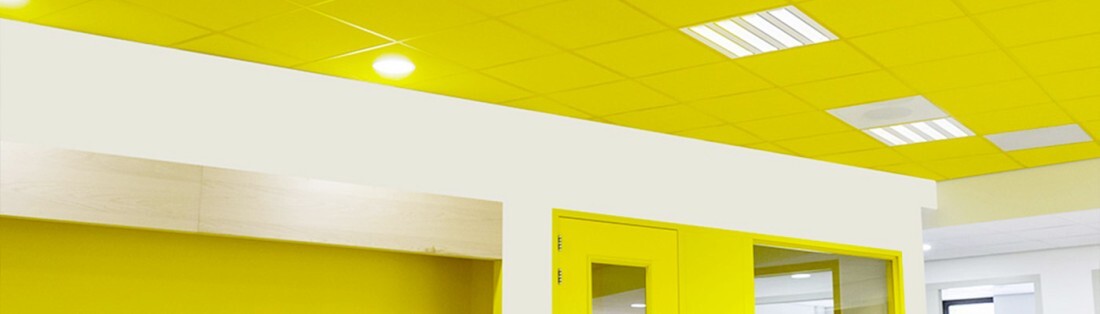 Faux plafond suspendu réalisé avec des dalles acoustiques coloris Soufre