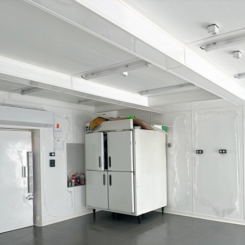 Plafond après rénovation avec lambris alvéolaire