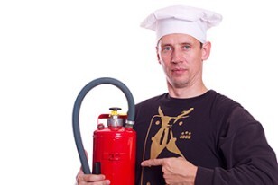 Cuisinier avec extincteur