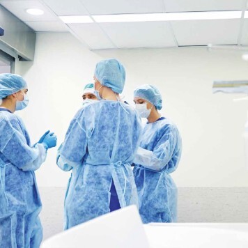 Plaque PVC blanche 2,25 mm anti-microbien dans salle d'opération avec chirurgiens