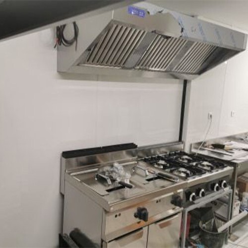 Cuisine d'un restaurant italien avec murs blanc