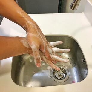 Personnel de cuisine se lavant les mains