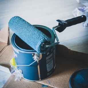 rouleau et peinture murale bleue 