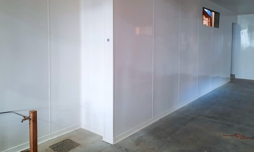 Pose de plinthes dans le cadre de la création d'une salle de traite chèvrerie