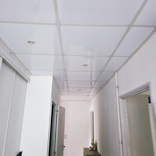 faux plafond rénové d'un couloir