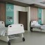 Réalisation chambre d'hôpital avec panneau mural décoratif brillant Vert Jade "Sheer Glass" Altro Whiterock Chameleon