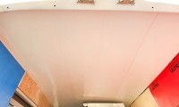 plafond d'un food truck en lambris PVC blanc